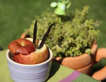 Gegrillter Apfel mit weißer Schokolade Gegrillter Apfel mit weißer Schokolade