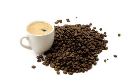Kaffee mit Kaffeebohnen