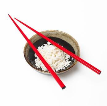 Asiatische Reisschüssel mit Stäbchen
