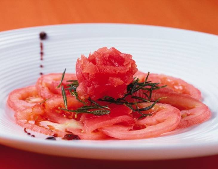 Thunfisch Tomaten Salat mit Rosmarin-Vinaigrette Thunfisch Tomaten Salat mit Rosmarin-Vinaigrette