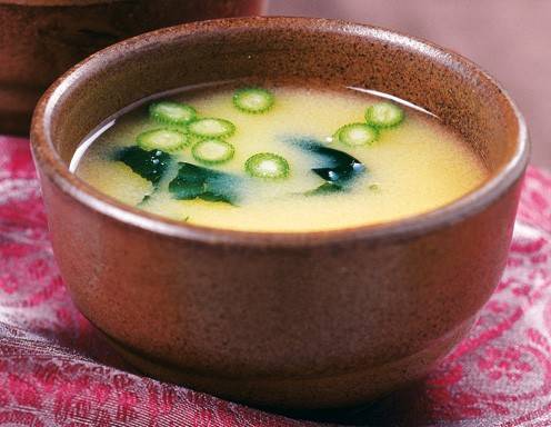 Miso-Suppe mit Tofu und Wakame