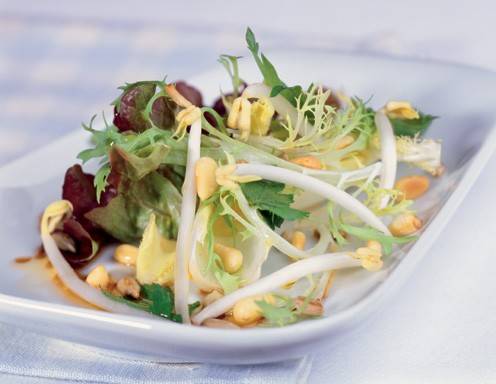 Frühlingssalat mit Sprossen und Kernen Rezept - ichkoche.at Frühlingssalat mit Sprossen und Kernen Rezept - ichkoche.at