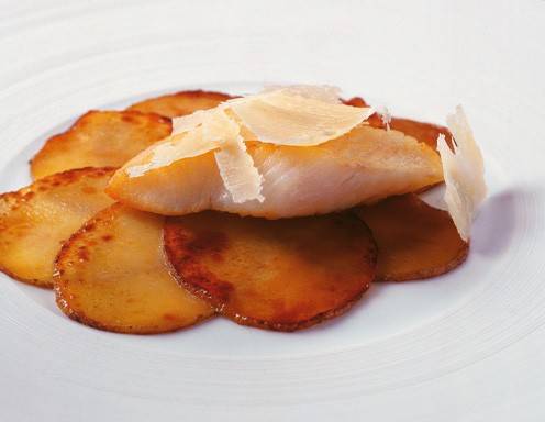 Warmes Kartoffel-Carpaccio mit St. Petersfisch und gehobeltem Bergkäse ...
