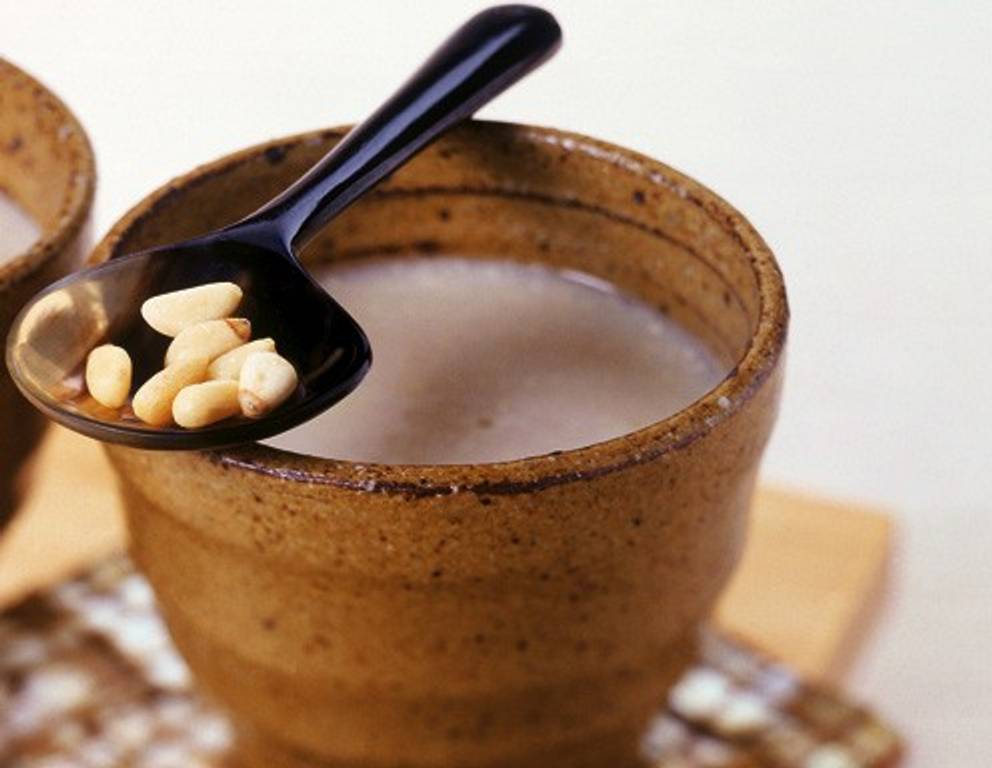 Erdnuss-Pinien-Suppe