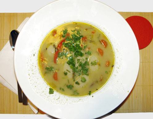 Safransuppe mit Fischen und Garnelen