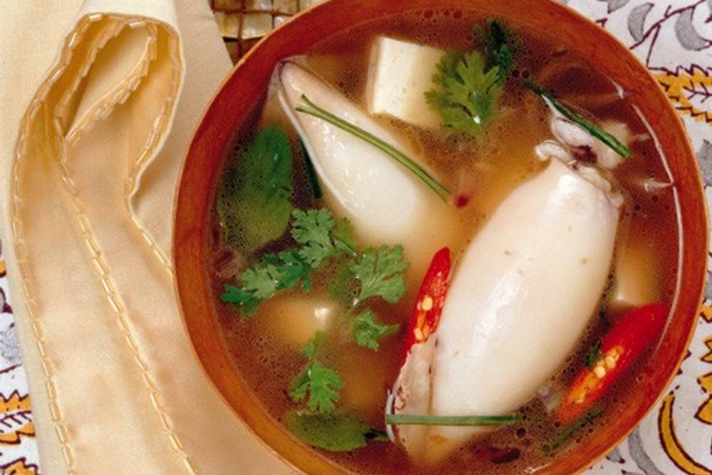 Vietnamesische Tintenfisch-Suppe Vietnamesische Tintenfisch-Suppe