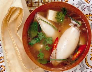 Vietnamesische Tintenfisch-Suppe Vietnamesische Tintenfisch-Suppe