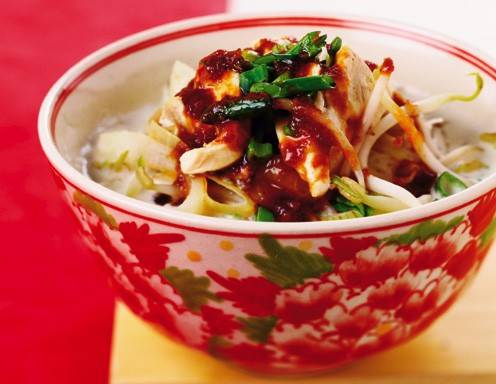 Hühnersuppe mit Glasnudeln und Sojabohnensprossen Rezept - ichkoche.at