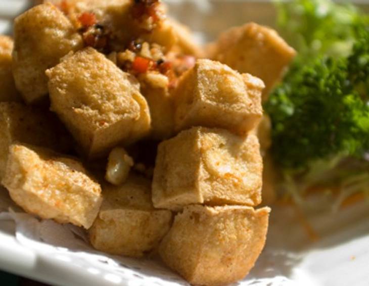 Knusprige Tofustäbchen mit Rohkost-Salat Knusprige Tofustäbchen mit Rohkost-Salat