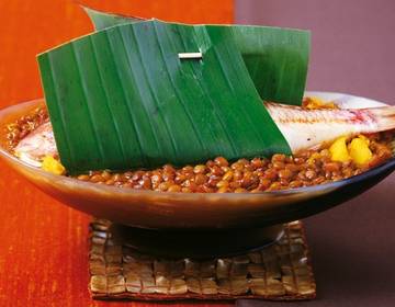 Linsencurry mit Rotbarbe im Bananenblatt Linsencurry mit Rotbarbe im Bananenblatt