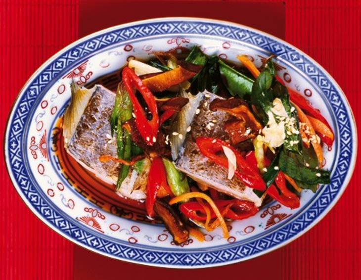 Gedämpfter Silberfisch mit Gemüse und Chili Gedämpfter Silberfisch mit Gemüse und Chili