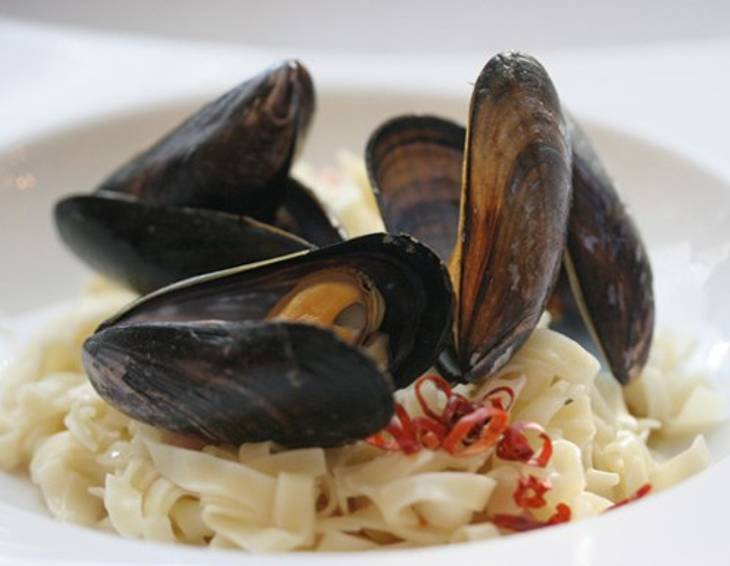 Muscheln in Kokossauce mit Chili-Bandnudeln