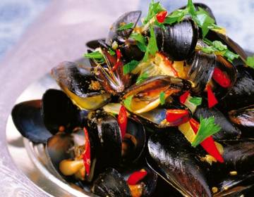 Gedämpfte Muscheln mit rotem und grünem Chili Gedämpfte Muscheln mit rotem und grünem Chili