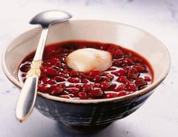 Rote-Bohnen-Suppe mit Reisbällchen