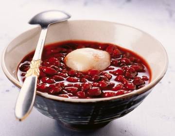 Rote-Bohnen-Suppe mit Reisbällchen Rote-Bohnen-Suppe mit Reisbällchen