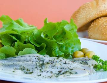 Matjesfilet mit Erbsenschoten Matjesfilet mit Erbsenschoten