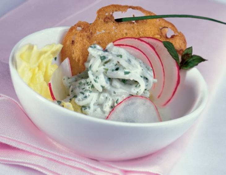 Kohlrabisalat mit Joghurt und Kräutern Kohlrabisalat mit Joghurt und Kräutern