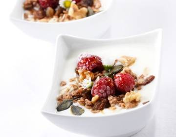 Joghurt mit Beeren und Hirse Joghurt mit Beeren und Hirse