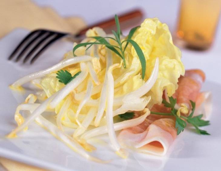 Häuptelsalat mit Sprossen und Prosciutto