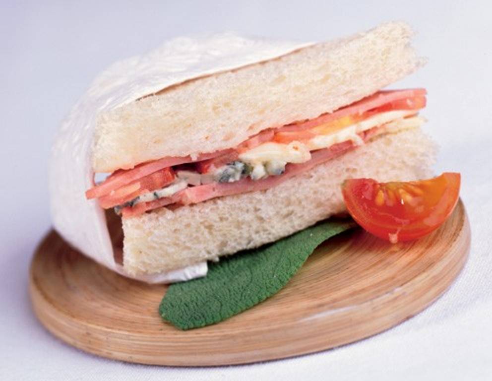 Tramezzini mit Schinken und Gorgonzola Tramezzini mit Schinken und Gorgonzola