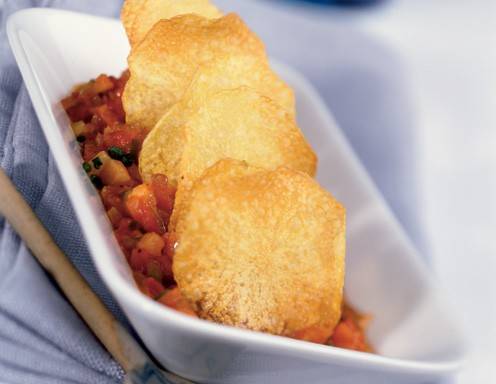 Kartoffelchips auf Ratatouille