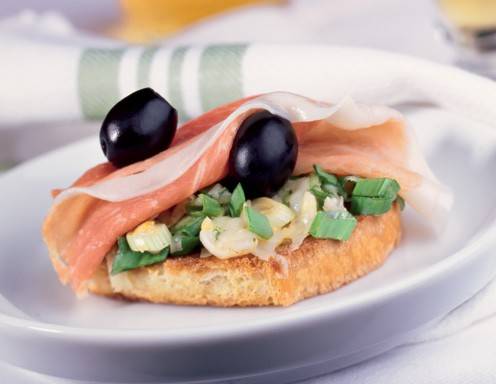 Crostini mit Lardo und Taleggio Rezept - ichkoche.at Crostini mit Lardo und Taleggio Rezept - ichkoche.at