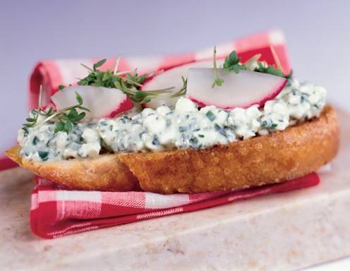 Crostini mit Kräuter-Frischkäse Rezept - ichkoche.ch