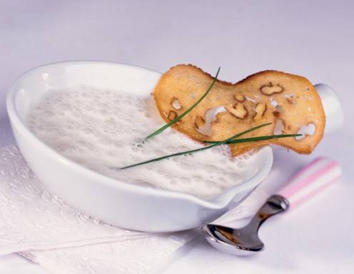 Knoblauchcremesuppe mit Nussbrotcroûtons Rezept - ichkoche.at