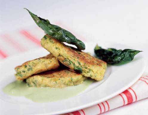 Gemüsepuffer mit Basilikumcreme Rezept - ichkoche.at Gemüsepuffer mit Basilikumcreme Rezept - ichkoche.at