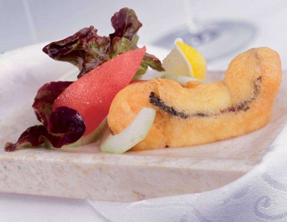 Lachsforellenfilet in Weinteig mit buntem Salat Lachsforellenfilet in Weinteig mit buntem Salat