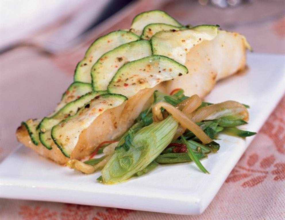 Zanderfilet mit Zucchinischuppen und Sprossengemüse Zanderfilet mit Zucchinischuppen und Sprossengemüse