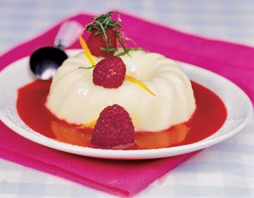 Vanillepudding mit Himbeersauce