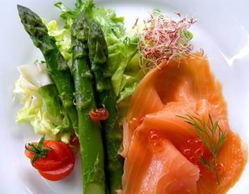 Salat vom grünen Spargel und Räucherlachs Salat vom grünen Spargel und Räucherlachs