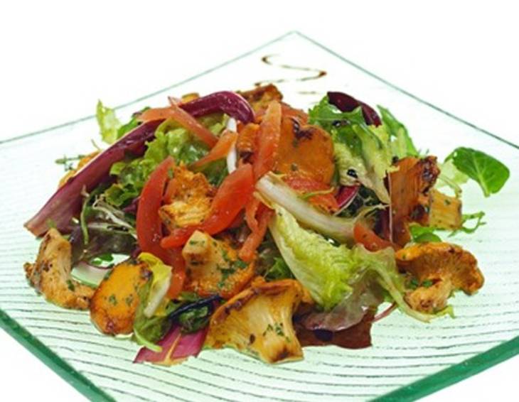 Eierschwammerl auf Feldsalat Eierschwammerl auf Feldsalat