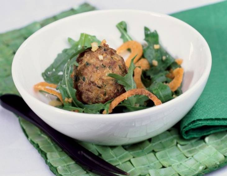 Polpette auf Erbsenschoten Paprika Salat