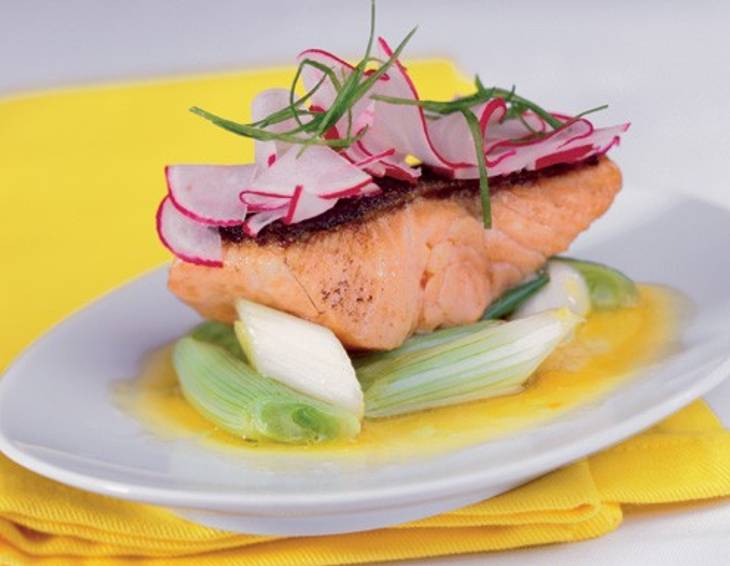 Lachsforellen-Jungzwiebelsalat mit Passionsfruchtdressing Lachsforellen-Jungzwiebelsalat mit Passionsfruchtdressing