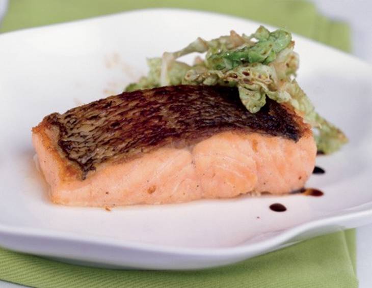 Lachsfilet mit Honig-Balsamico-Chinakohl Lachsfilet mit Honig-Balsamico-Chinakohl