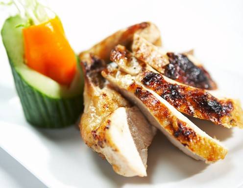 Scheiben von der gebratenen Hühnerbrust im Kohlmantel Rezept - ichkoche.at