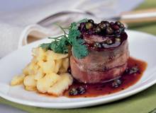 Hasenrückenfilet im Speckhemd mit Nockerln Hasenrückenfilet im Speckhemd mit Nockerln
