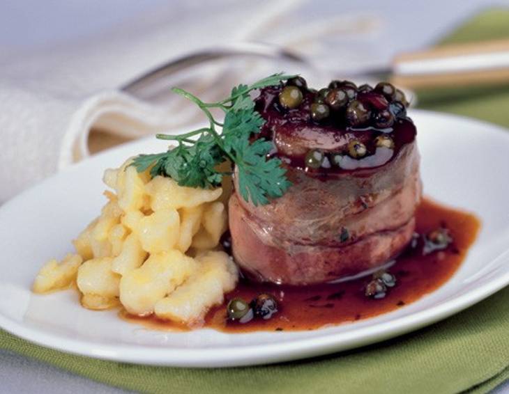 Hasenrückenfilet im Speckhemd mit Nockerln Hasenrückenfilet im Speckhemd mit Nockerln