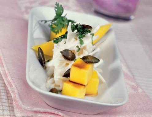 Kürbistarte mit geschmorten Pastinaken und Wildkräutersalat Rezept ... Kürbistarte mit geschmorten Pastinaken und Wildkräutersalat Rezept ...