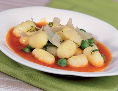 Basilikum-Gnocchi mit Erbsen