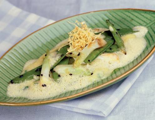 Glasierte Erbsenschoten mit Polenta und Senf-Sabayon