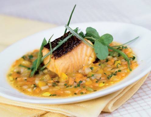 Lachsforellenfilet auf buntem Gemüsebett Rezept - ichkoche