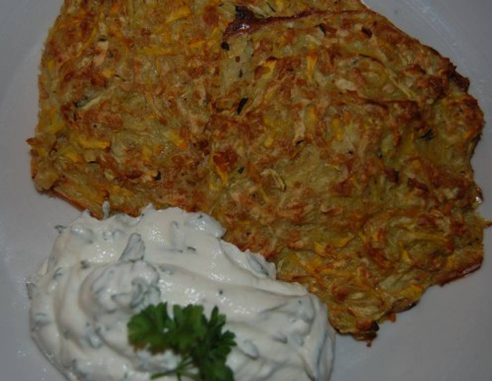 Karotten-Zucchini-Puffer mit Kräutertopfen Karotten-Zucchini-Puffer mit Kräutertopfen