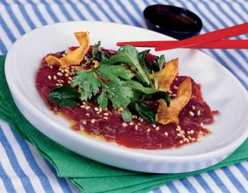 Sashimi vom Rind mit Selleriechips Sashimi vom Rind mit Selleriechips