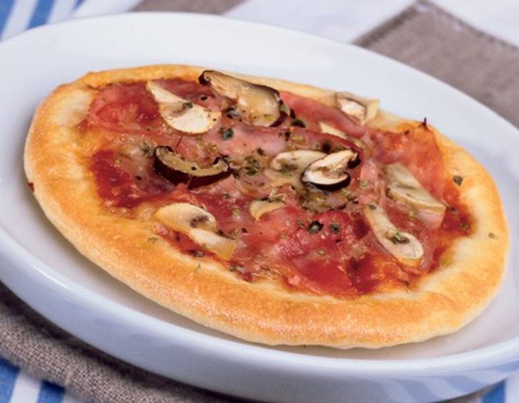 Pizza al prosciutto e funghi (Pizza mit Schinken und Pilzen) Pizza al prosciutto e funghi (Pizza mit Schinken und Pilzen)