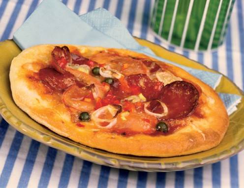Pizza con salsiccia piccante (Pizza mit pikantem Würstchen)