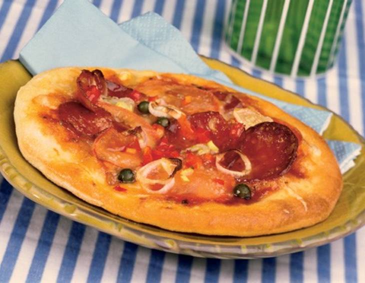 Pizza con salsiccia piccante (Pizza mit pikantem Würstchen) Pizza con salsiccia piccante (Pizza mit pikantem Würstchen)