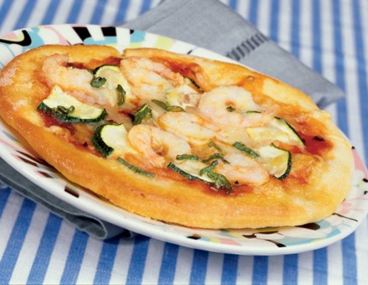 Pizza agli zucchini e gamberi (Pizza mit Zucchini und Shrimps)